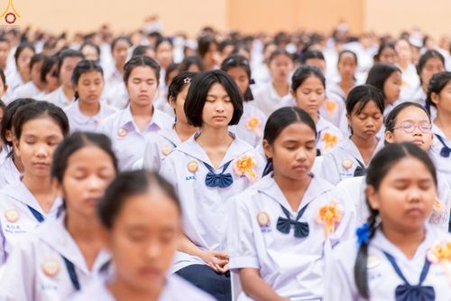 ภาพ No.245899:วันเสาร์ที่ 13 กันยายน พ.ศ. 2568 พิธีมอบผ้าไตรประธานกฐินสัมฤทธิ์เด็กดี V-Star ณ สภาธรรมกายสากล วัดพระธรรมกาย