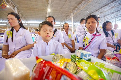 ภาพ No.167474:พิธีตักบาตรและพิธีบูชาข้าวพระ ในวันอาทิตย์ที่ 3 พฤศจิกายน พ.ศ. 2567 ณ วัดพระธรรมกาย