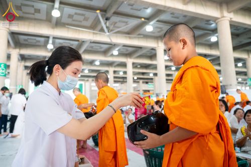 ภาพ No.61987:ตักบาตรฉลองสามเณรใหม่ มัชฌิมธรรมทายาท ณ วิหารคด คอร์ 9 วัดพระธรรมกาย วันที่ 15 เมษายน พ.ศ. 2567