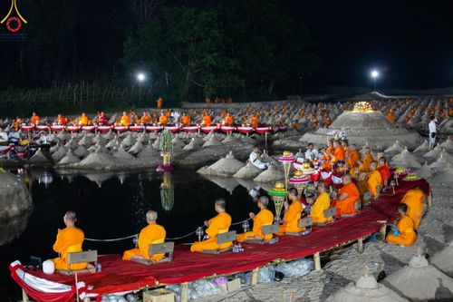 ภาพ No.138622:Photo Story  มหัศจรรย์วัดดงดินแดง Episode 6 พระภิกษุ-สามเณร ในโครงการบรรพชาอุปสมบทหมู่  กว่า 500 รูป และศีลจาริณีกว่า 300 คน ร่วมกันก่อพระเจดีย์ทราย 20,000 องค์ และจุดประทีป  บูชาธรรม 80 ปี หลวงพ่อธมฺมชโย กลางลำน้ำแม่ตื่น