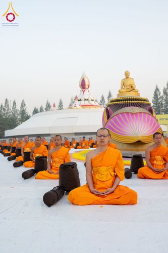 ภาพ No.191670:พระธรรมยาตราปฏิบัติธรรม และถ่ายภาพหมู่ประวัติศาสตร์ ณ อนุสรณ์สถานคลองบางนางแท่น อ.สามพราน จ.นครปฐม ในโครงการธรรมยาตรา กตัญญูบูชา มหาปูชนียาจารย์ พระมงคลเทพมุนี(สด จนฺทสโร) พระผู้ปราบมาร อนุสรณ์สถาน 7 แห่ง ปีที่ 13 วันที่ 8 มกราคม พ.ศ. 2568