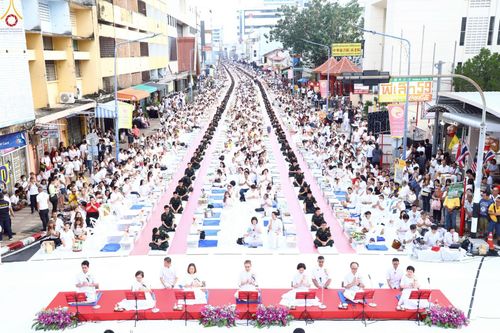 ภาพ No.236911:วันอาทิตย์ที่ 10 สิงหาคม พ.ศ. 2568 มหาสังฆทานครั้งยิ่งใหญ่ ตักบาตรพระ 10,000 รูป ถ.นิพัทธ์อุทิศ 3 ใจกลางนครหาดใหญ่ จ.สงขลา