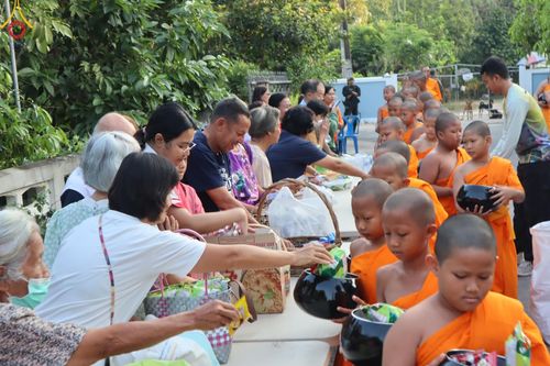 ภาพ No.61052:สามเณรออกบิณฑบาต และกิจกรรมอบรมสามเณร ในโครงการบรรพชาสามเณรฟื้นฟู พระพุทธศาสนาทั่วไทย ณ ศูนย์อบรมที่พักสงฆ์บ้านร่มเย็น จ.นราธิวาส วันที่ 2-15 เมษายน พ.ศ. 2567