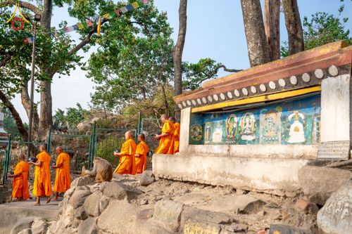 ภาพ No.213092:วันที่ 17 - 18 มีนาคม พ.ศ. 2568 คณะสงฆ์และสามเณรเดินบิณฑบาต รอบเมืองในพื้นที่ วัดสยมภูวนาถและราชวังปาตัน ณ เมืองกาฐมาณฑุ ประเทศเนปาล