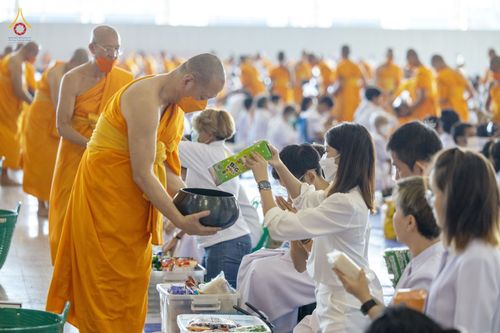 ภาพ No.80809:พิธีตักบาตร , พิธีบูชาข้าวพระในวันอาทิตย์ต้นเดือน วันที่ 7 พฤษภาคม พ.ศ. 2566 ณ วัดพระธรรมกาย