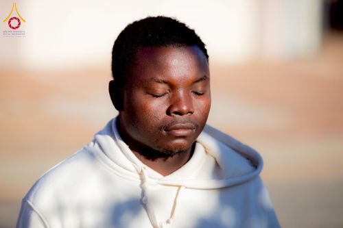 ภาพ No.231144:วันศุกร์ที่ 27 มิถุนายน พ.ศ. 2568 พิธีตัดปอยผมและพิธีปลงผมนาคธรรมทายาทแห่งทวีปแอฟริกา พ.ศ. 2568  โครงการบรรพชาอุปสมบทพระธรรมทายาทนานาชาติแห่งทวีปแอฟริกา ครั้งที่ 2 ณ วัดพระธรรมกายโจฮันเนสเบิร์ก สาธารณรัฐแอฟริกาใต้