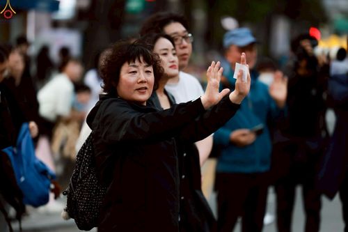 ภาพ No.229540:วันเสาร์ที่ 26 เมษายน พ.ศ. 2568 คณะพระภิกษุสามเณรในโครงการบรรพชาหมู่ 81 รูป  วัดภาวนาโซล ประเทศเกาหลีใต้ ได้ร่วมกับคณะสาธุชนคนไทยในเกาหลีใต้  ร่วมกันเดินขบวนอัญเชิญโคมดอกบัว  เพื่อบูชาแด่องค์สมเด็จพระสัมมาสัมพุทธเจ้า  ในงานเทศกาลวิสาขบูชานานาชาติ ประจำปี