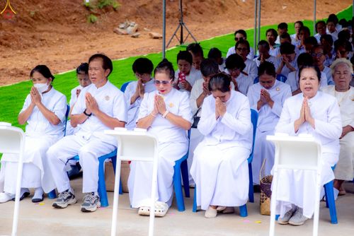 ภาพ No.239375:วันอาทิตย์ที่ 17 สิงหาคม พ.ศ. 2568 พิธีกดปุ่มอัญเชิญรูปเหมือน พระมงคลเทพมุนี (สด จันทสโร)  ณ มหาวิหารแก้วพระมงคลเทพมุนี  ศูนย์ปฏิบัติธรรมแก้วเมืองเลย