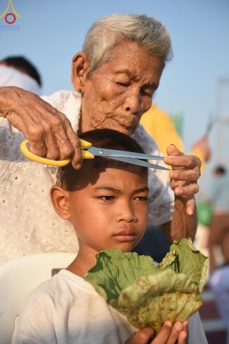 ภาพ No.133196:พิธีตัดปอยผม ธรรมทายาท โครงการสามเณรฟื้นฟูพระพุทธศาสนาทั่วไทย ณ ศูนย์ปฏิบัติธรรมวิหารแดง ตำบลเจริญธรรม อำเภอวิหารแดง จ.สระบุรี  วันที่ 31  มีนาคม พ.ศ. 2567