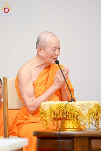 ภาพ No.223020:วันที่ 24 เมษายน พ.ศ. 2568 หลวงพ่อทัตตชีโวต้อนรับคณะสงฆ์ศรีลังกา ณ อาคาร 100 ปี คุณยายมหารัตนอุบาสิกาจันทร์ ขนนกยูง วัดพระธรรมกาย