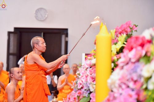 ภาพ No.230919:วันอังคารที่ 1 กรกฎาคม พ.ศ. 2568 ผู้ว่าราชการจังหวัดปทุมธานี เป็นประธานพิธีต้อนรับ สัญญาบัตร พัดยศ พระครูสัญญาบัตรสายต่างประเทศ วัดพระธรรมกาย ประจำปี พ.ศ. 2568 จำนวน 19 รูป