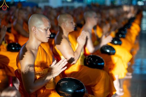 ภาพ No.150981:พิธีตักบาตร ในวันอาทิตย์ต้นเดือน วันที่ 1 กันยายน พ.ศ. 2567 ณ สภาธรรมกายสากล วัดพระธรรมกาย