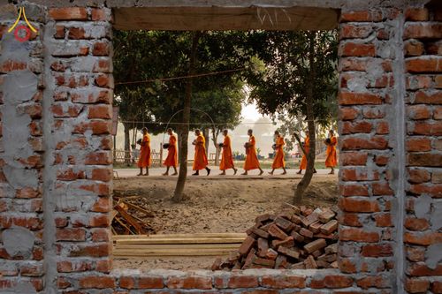 ภาพ No.76366:คณะสงฆ์และสามเณรบิณฑบาต ประเทศบังกลาเทศ วันที่ 11 กุมภาพันธ์ พ.ศ. 2566