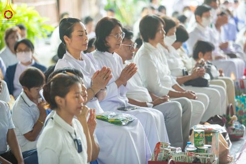 ภาพ No.115454:พิธีตักบาตรฉลองพระใหม่ ในโครงการอุปสมบทหมู่บูชาธรรม 115 ปี คุณยายอาจารย์มหารัตนอุบาสิกาจันทร์ ขนนกยูง วันที่ 19  มกราคม พ.ศ. 2567 ณ มหารัตนวิหารคด วัดพระธรรมกาย