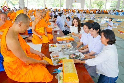 ภาพ No.268288:วันที่ 8 พฤศจิกายน พ.ศ. 2568 พิธีถวายภัตตาหารเมนูสวรรค์ เพื่อการบรรลุธรรม ณ หอฉันคุณยายอาจารย์ฯ วัดพระธรรมกาย