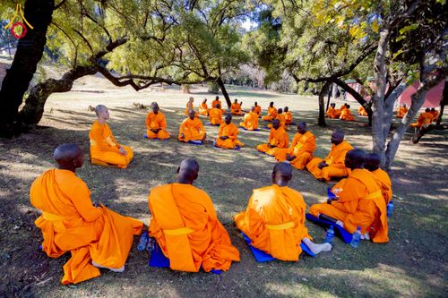 ภาพ No.232981:วันอาทิตย์ 29 มิถุนายน พ.ศ. 2568 กิจกรรมอบรมธรรมทายาทแอฟริกาใต้  ปฏิบัติธรรมสร้างสันติสุขภายใน แสงแห่งพุทธธรรมสู่แผ่นดินแอฟริกาใต้ ณ บริเวณหน้าวัดพระธรรมกายโจฮันเนสเบิร์ก