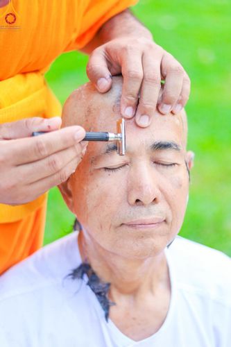 ภาพ No.180364:พิธีตัดปอยผม ปลงผม นาคธรรมทายาท ในโครงการบรรพชาอุปสมบทหมู่ บูชาธรรมมหาปูชนียาจารย์ 2567  วันที่ 4 ธันวาคม พ.ศ. 2567 ณ ศูนย์ปฏิบัติธรรมแก้วภูเรือ จ.เลย