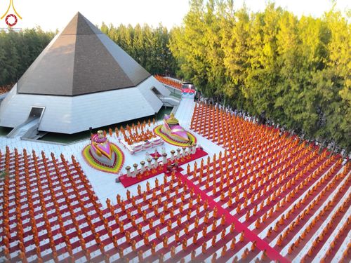 ภาพ No.190090:พิธีจุดประทีปถวายเป็นพุทธบูชา และบูชาธรรมมหาปูชนียาจารย์ ณ อนุสรณ์สถานมหาวิหารพระมงคลเทพมุนี (โลตัสแลนด์) อ.สองพี่น้อง จ.สุพรรณบุรี ในโครงการธรรมยาตรา กตัญญูบูชา มหาปูชนียาจารย์ พระมงคลเทพมุนี(สด จนฺทสโร) พระผู้ปราบมาร อนุสรณ์สถาน 7 แห่ง ปีที่ 13