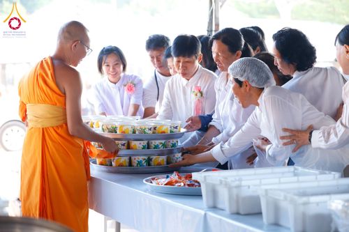 ภาพ No.129232:พิธีถวายภัตตาหารเป็นสังฆทาน แด่คณะพระธรรมยาตราฯ ในโครงการธรรมยาตราอัญเชิญพระบรมสารีริกธาตุ  ประดิษฐาน ณ มหารัตนเจดีย์สิริปทุมสวรรค์ อ.บางกล่ำ จ.สงขลา วันที่ 11 มีนาคม พ.ศ. 2567