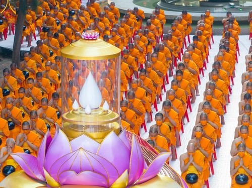 ภาพ No.107358:พิธีตักบาตรพระธรรมยาตราฯ ในโครงการธรรมยาตรากตัญญูบูชา มหาปูชนียาจารย์ พระมงคลเทพมุนี(สด จนฺทสโร) พระผู้ปราบมาร ปีที่ 12 ณ อนุสรณ์สถานมหาวิหารพระมงคลเทพมุนี อ.สองพี่น้อง จ.สุพรรณบุรี วันที่ 7 มกราคม พ.ศ. 2567