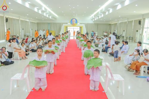 ภาพ No.216169:วันเสาร์ที่ 5 เมษายน พ.ศ. 2568 พิธีตัดปอยผม พิธีขอขมาผู้ปกครอง พิธีขอขมามอบผ้าไตร พิธีบรรพชา พิธีถวายบาตรสามเณร ณ ศูนย์ปฏิบัติธรรมและศูนย์อบรมเยาวชนเพชรบุรี ต.ท่าแลง อ.ท่ายาง จ.เพชรบุรี