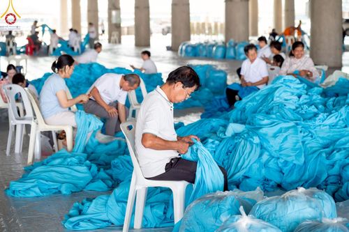 ภาพ No.220757:วันที่ 24-25 เมษายน พ.ศ. 2568 การเก็บงาน ผ้ารับประเคน ผ้าระบาย โต๊ะ เก้าอี้  ภายหลังงานวันคุ้มครองโลก ณ วัดพระธรรมกาย