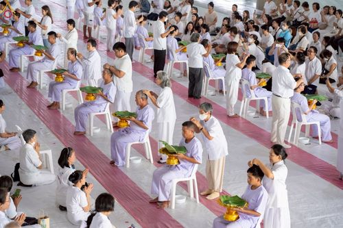 ภาพ No.248582:วันที่ 28 กันยายน พ.ศ. 2568 พิธีตัดปอยผม และปลงผม โครงการอุปสมบทบูชาธรรม 141 ปี พระมงคลเทพมุนี ณ วิหารคด วัดพระธรรมกาย