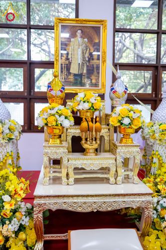 ภาพ No.179579:พิธีเจริญพระพุทธมนต์ พิธีทำบุญตักบาตรถวายพระราชกุศล และพิธีวางพานพุ่มดอกไม้ถวายราชสักการะ  แด่พระบาทสมเด็จพระบรมชนกาธิเบศร มหาภูมิพลอดุลยเดชมหาราช บรมนาถบพิตร เนื่องในวันคล้ายวันพระบรมราชสมภพ วันชาติ และวันพ่อแห่งชาติ วันพฤหัสบดีที่ 5 ธันวาคม พ.ศ. 2567 ณ