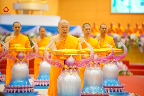 ภาพ No.215690:วันอาทิตย์ต้นเดือนที่ 6 เมษายน พ.ศ. 2568 พิธีทอดผ้าป่าสมทบ เพื่องานถวายมหาสังฆทาน 40,000 กว่าวัดทั่วประเทศ ณ สภาธรรมกายสากล วัดพระธรรมกาย