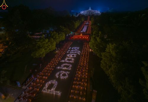 ภาพ No.104194:พิธีจุดประทีป ถวายเป็นพุทธบูชา สามเณรธรรมทายาทชาวอินโดนีเซียกว่า 1,000 รูป ณ มหาเจดีย์บุโรพุทโธ ประเทศอินโดนีเซีย ในวันที่ 23 ธันวาคม พ.ศ. 2566