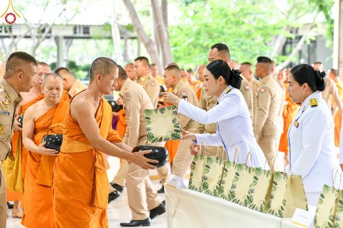 ภาพ No.138944:กิจกรรมเฉลิมพระเกียรติ สมเด็จพระนางเจ้าฯ พระบรมราชินี เนื่องในโอกาสวันเฉลิมพระชนมพรรษา พิธีเจริญพระพุทธมนต์ , ทำบุญตักบาตรพระสงฆ์ ถวายพระราชกุศล , พิธีถวายเครื่องราชสักการะ , และพิธีจุดเทียนถวายพระพรชัยมงคล วันที่ 3 มิถุนายน พ.ศ. 2567 ณ อาคารโถงช้าง วัดพ