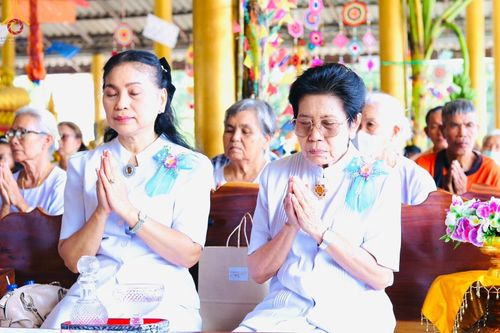 ภาพ No.168265:พิธีทอดกฐิน ณ วัดถนนโค้ง จ.ลพบุรี ในโครงการกฐินสามัคคีทั่วไทย 30,000 วัด บูชาธรรม 80 ปี หลวงพ่อธัมมชโย โดยคณะศิษยานุศิษย์วัดพระธรรมกาย วันที่ 20 ตุลาคม พ.ศ. 2567