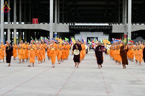 ภาพ No.143658:พิธีถวายผ้าไตร, สวดธรรมจักร, ปฏิบัติธรรม และฟังแสดงพระธรรมเทศนา ภาษาเมียนมา โดยมีสาธุชนชาวเมียนมากว่า 4,000 คน เข้าร่วมพิธี ณ มหารัตนวิหารคด วัดพระธรรมกาย วันอาทิตย์ที่ 7 กรกฎาคม พ.ศ. 2567