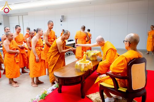 ภาพ No.222423:วันที่ 21 เมษายน พ.ศ. 2568 หลวงพ่อทัตตชีโวต้อนรับคณะสงฆ์ สปป.ลาว ณ อาคาร 100 ปี คุณยายมหารัตนอุบาสิกาจันทร์ ขนนกยูง วัดพระธรรมกาย