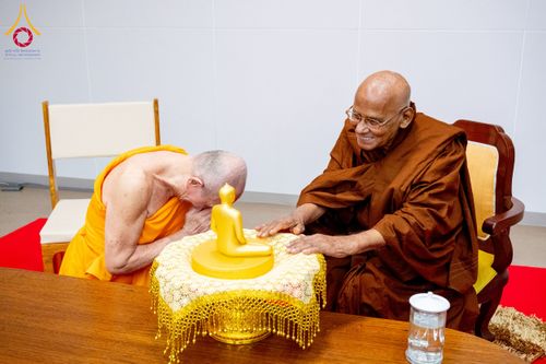 ภาพ No.222358:วันที่ 21 เมษายน พ.ศ. 2568 หลวงพ่อทัตตชีโวต้อนรับคณะสงฆ์ WAB ณ อาคาร 100 ปี คุณยายมหารัตนอุบาสิกาจันทร์ ขนนกยูง วัดพระธรรมกาย