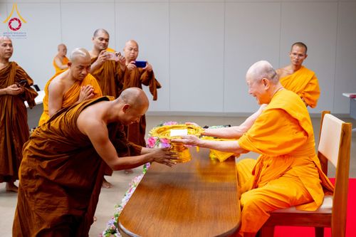 ภาพ No.222601:วันที่ 23 เมษายน พ.ศ. 2568 หลวงพ่อทัตตชีโวต้อนรับคณะสงฆ์บังกลาเทศ ณ อาคาร 100 ปี คุณยายมหารัตนอุบาสิกาจันทร์ ขนนกยูง วัดพระธรรมกาย