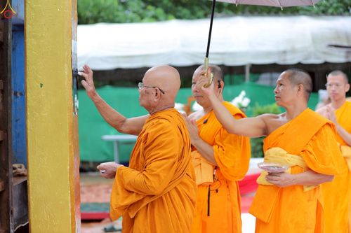 ภาพ No.234057:วันอาทิตย์ที่ 20 กรกฎาคม พ.ศ.2568 พิธีทอดผ้าป่า และพิธีตอกเสาเข็มต้นแรก สร้างอาคารปฏิบัติธรรมพระมงคลเทพมุนี ณ ศูนย์ปฏิบัติธรรมสุราษฏร์ธานี