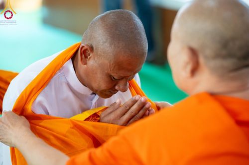 ภาพ No.101208:พิธีบรรพชาธรรมทายาท ในโครงการอุปสมบทบูชาธรรม มหาปูชนียาจารย์ พ.ศ. 2566 ณ วัดสองพี่น้อง สุพรรณบุรี วันที่ 5 ธันวาคม พ.ศ. 2566