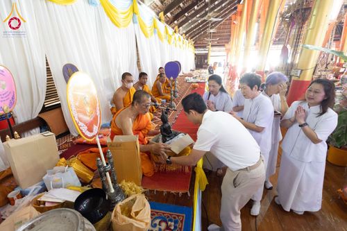 ภาพ No.175691:พิธีทอดกฐิน วัดตะเคียนทอง จ.สุพรรณบุรี ในโครงการกฐินสามัคคีทั่วไทย 30,000 วัด บูชาธรรม 80 ปี หลวงพ่อธัมมชโย โดยคณะศิษยานุศิษย์วัดพระธรรมกาย วันที่ 9 พฤศจิกายน พ.ศ. 2567