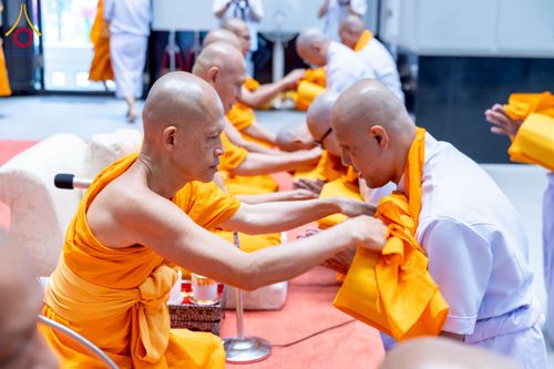 ภาพ No.244767:วันเสาร์ที่ 6 กันยายน พ.ศ. 2568 พิธีถวายบาตร บรรพชา อุปสมบทของนาคธรรมทายาท โครงการอุปสมบทหมู่บูชาธรรมครบรอบ 108 ปี  วันครูผู้ค้นพบวิชชาธรรมกาย ณ โบสถ์พระไตรปิฎก วัดพระธรรมกาย