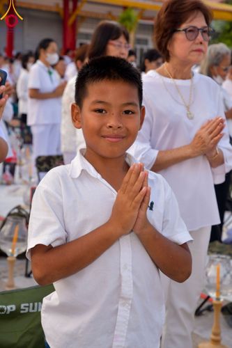 ภาพ No.111995:พิธีจุดประทีปถวายเป็นพุทธบูชา และบูชาธรรมมหาปูชนียาจารย์ พระมงคลเทพมุนี(สด จนฺทสโร) ในโครงการธรรมยาตรา กตัญญูบูชา มหาปูชนียาจารย์ พระมงคลเทพมุนี(สด จนฺทสโร) พระผู้ปราบมาร อนุสรณ์สถาน 7 แห่ง ปีที่ 12 วันที่ 14 มกราคม พ.ศ. 2567 ณ วัดสองพี่น้อง อ.สองพี่น้อง