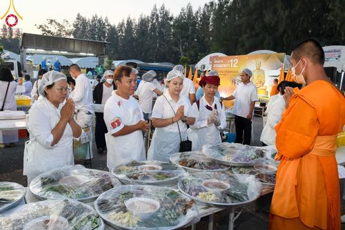 ภาพ No.108435:ถวายภัตตาหารเป็นสังฆทาน แด่คณะพระธรรมยาตราฯ ในโครงการธรรมยาตรากตัญญูบูชา มหาปูชนียาจารย์ พระมงคลเทพมุนี(สด จนฺทสโร) พระผู้ปราบมาร อนุสรณ์สถาน 7 แห่ง ปีที่ 12 วันที่ 7 มกราคม พ.ศ. 2567 ณ อนุสรณ์สถานโลตัสแลนด์ จ.สุพรรณบุรี