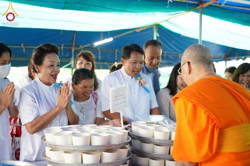 ภาพ No.198308:พิธีถวายภัตตาหารเป็นสังฆทาน แด่พระธรรมยาตรา ณ อนุสรณ์สถานบางปลา วัดบางปลา อำเภอบางเลน จังหวัดนครปฐม ในโครงการธรรมยาตรา กตัญญูบูชา มหาปูชนียาจารย์ พระมงคลเทพมุนี(สด จนฺทสโร) พระผู้ปราบมาร อนุสรณ์สถาน 7 แห่ง ปีที่ 13 วันที่ 20 มกราคม พ.ศ. 2568