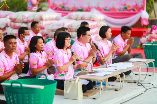 ภาพ No.150783:พิธีเจริญพระพุทธมนต์ และทำบุญตักบาตรแด่คณะสงฆ์ จำนวน 121 รูป เนื่องในโอกาสฉลองครบรอบ 120 ปี อำเภอคลองหลวง จังหวัดปทุมธานี เพื่อถวายเป็นพุทธบูชา ช่วยเหลือผู้ประสบความเดือดร้อนจากอุทกภัย และคณะสงฆ์ 323 วัด 4 จังหวัดชายแดนภาคใต้ วันเสาร์ที่ 31 สิงหาคม พ.ศ. 