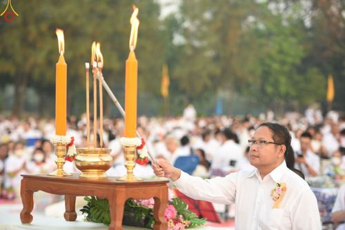ภาพ No.110226:พิธีตักบาตรพระธรรมยาตราฯ ในโครงการธรรมยาตรากตัญญูบูชา มหาปูชนียาจารย์ พระมงคลเทพมุนี(สด จนฺทสโร) พระผู้ปราบมาร ปีที่ 12 ณ อนุสรณ์สถานลำดับที่ 2 สถานที่ตั้งมโนปณิธานบวชตลอดชีวิต อนุสรณ์สถานบางนางแท่น จ.นครปฐม วันที่ 11 มกราคม พ.ศ. 2567