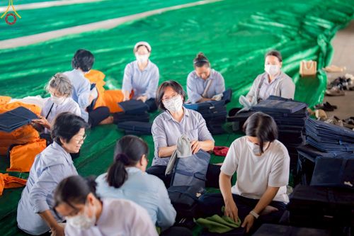 ภาพ No.219056:วันที่ 19-21 เมษายน พ.ศ. 2568 การเตรียมงานในลานธรรม , วิหารคด เพื่องานวันคุ้มครองโลก 22 เมษายน พ.ศ. 2568