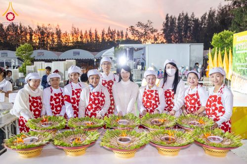 ภาพ No.194885:พิธีถวายภัตตาหารเป็นสังฆทาน แด่พระธรรมยาตรา ณ อนุสรณ์สถานมหาวิหารพระมงคลเทพมุนี (โลตัสแลนด์) อ.สองพี่น้อง จ.สุพรรณบุรี ในโครงการธรรมยาตรา กตัญญูบูชา มหาปูชนียาจารย์ พระมงคลเทพมุนี(สด จนฺทสโร) พระผู้ปราบมาร แห่ง ปีที่ 13 วันที่ 14 มกราคม พ.ศ.2568