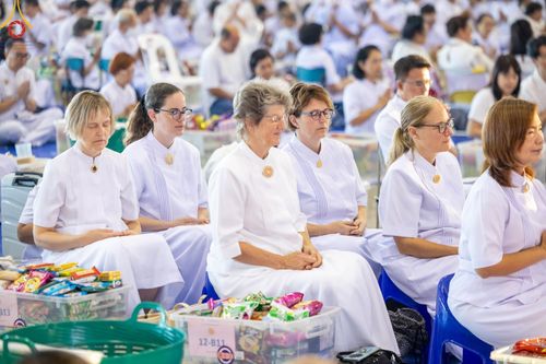 ภาพ No.177558:พิธีตักบาตรและพิธีบูชาข้าวพระ ในวันอาทิตย์ต้นเดือนที่ 1 ธันวาคม พ.ศ. 2567 ณ สภาธรรมกายสากล วัดพระธรรมกาย