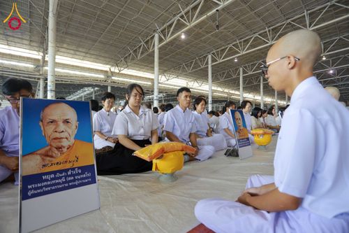 ภาพ No.321298:วันเสาร์ที่ 11 เมษายน พ.ศ.2569 พิธีขอขมาและมอบผ้าไตร โครงการอุปสมบทหมู่ บูชาธรรมหลวงพ่อธัมมชโย พ.ศ.2569 โครงการอุปสมบทหมู่ธรรมทายาท ระดับอุดมศึกษา รุ่น 53 (ภาคฤดูร้อน) ณ วัดพระธรรมกาย ปทุมธานี