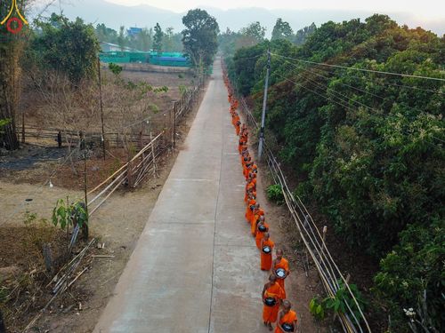 ภาพ No.62233:Photo Story  มหัศจรรย์วัดดงดินแดง Episode 4 กิจกรรมตักบาตรฉลองพระ-เณรกว่า 500 รูป